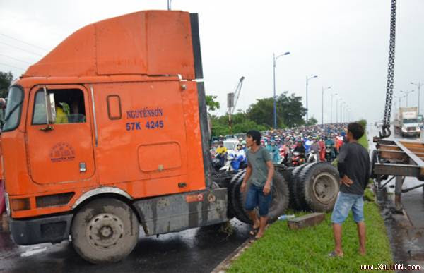 Xe đầu kéo lao qua đường,chắn ngang làn xe máy. Ảnh: Sơn Hòa.