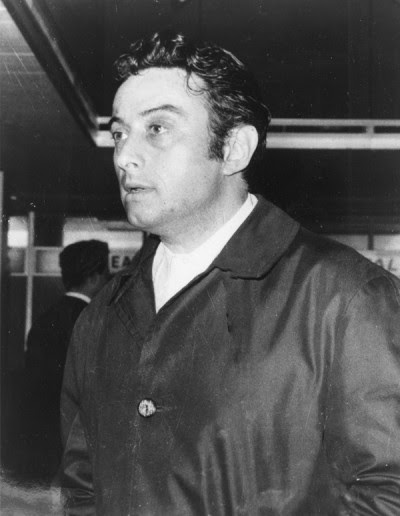 Lenny Bruce (13 ottobre 1925 – 3 agosto 1966), nome d'arte di Leonard Alfred Schneider, è stato un noto comico americano, famoso sopratutto per i temi piuttosto scabrosi che toccava nei suoi spettacoli e per il suo linguaggio spesso volgare. Nel 1964 venne arrestato e processato per 'oscenità'. Nonostante durante il processo testimoniarono a suo favore personaggi come Woody Allen, Bob Dylan e Allen Ginsberg, Lenny Bruce fu dichiarato colpevole. Morì a causa di una overdose di morfina nella sua casa di Hollywood. Nella foto, Lenny Bruce all'aeroporto di New York, l'8 aprile 1963 (AP Photo)