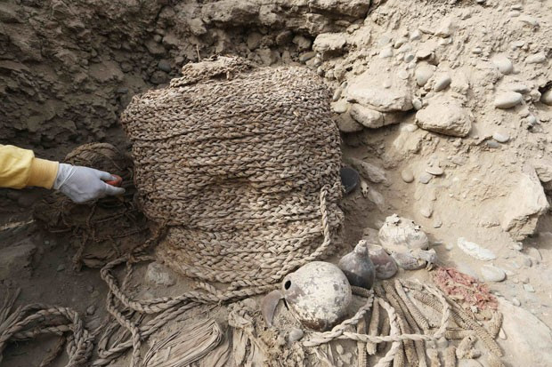 Urna funerária com múmia que foi encontrada em sítio arqueológico de Lima, no Peru (Foto: Mariana Bazo/Reuters)