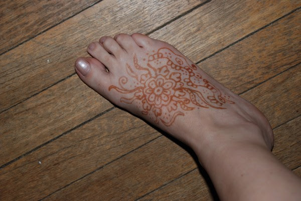 The henna tattoo will last anywhere from a few days to a few weeks depending 