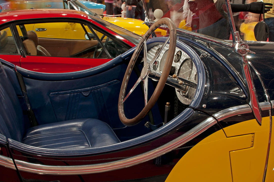 Oldtimer car's steering wheel