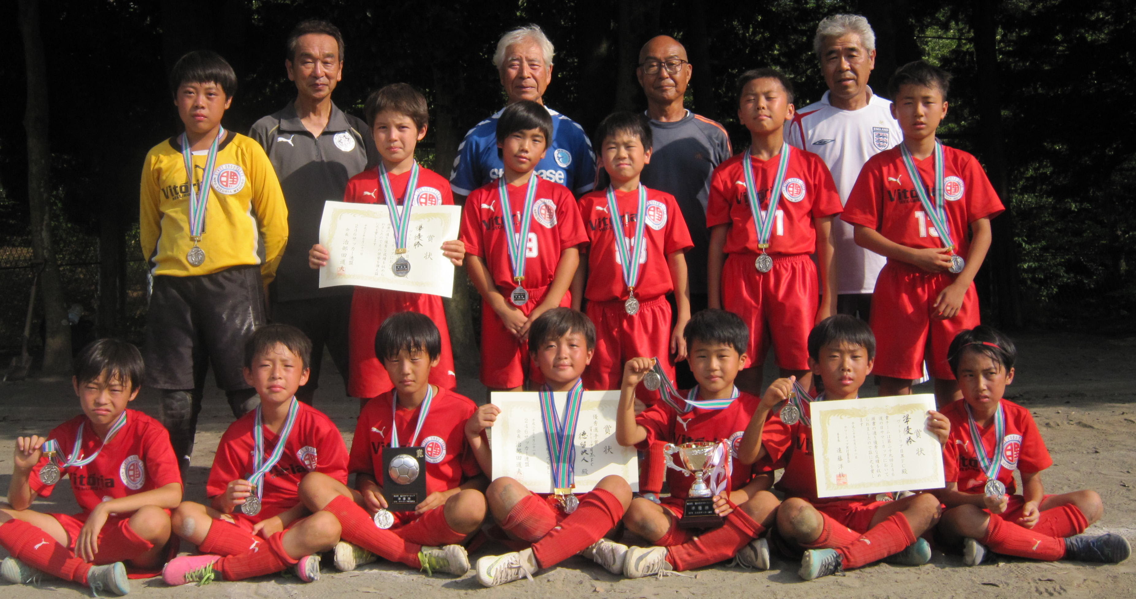 ２０１８年 第２９回 ２４６道の日サマーカップ ４年生大会 ２０１８年７月１４日 １５日 ２１日優秀選手の5人 岡田 大耀 君 松井 優空 君 徳留 映人 君 大山 穂琉土 君 齋藤 翔 君 後列 金子進 審判部 大塚俊男 連盟副会長 遠藤洋枝 道の日サマー