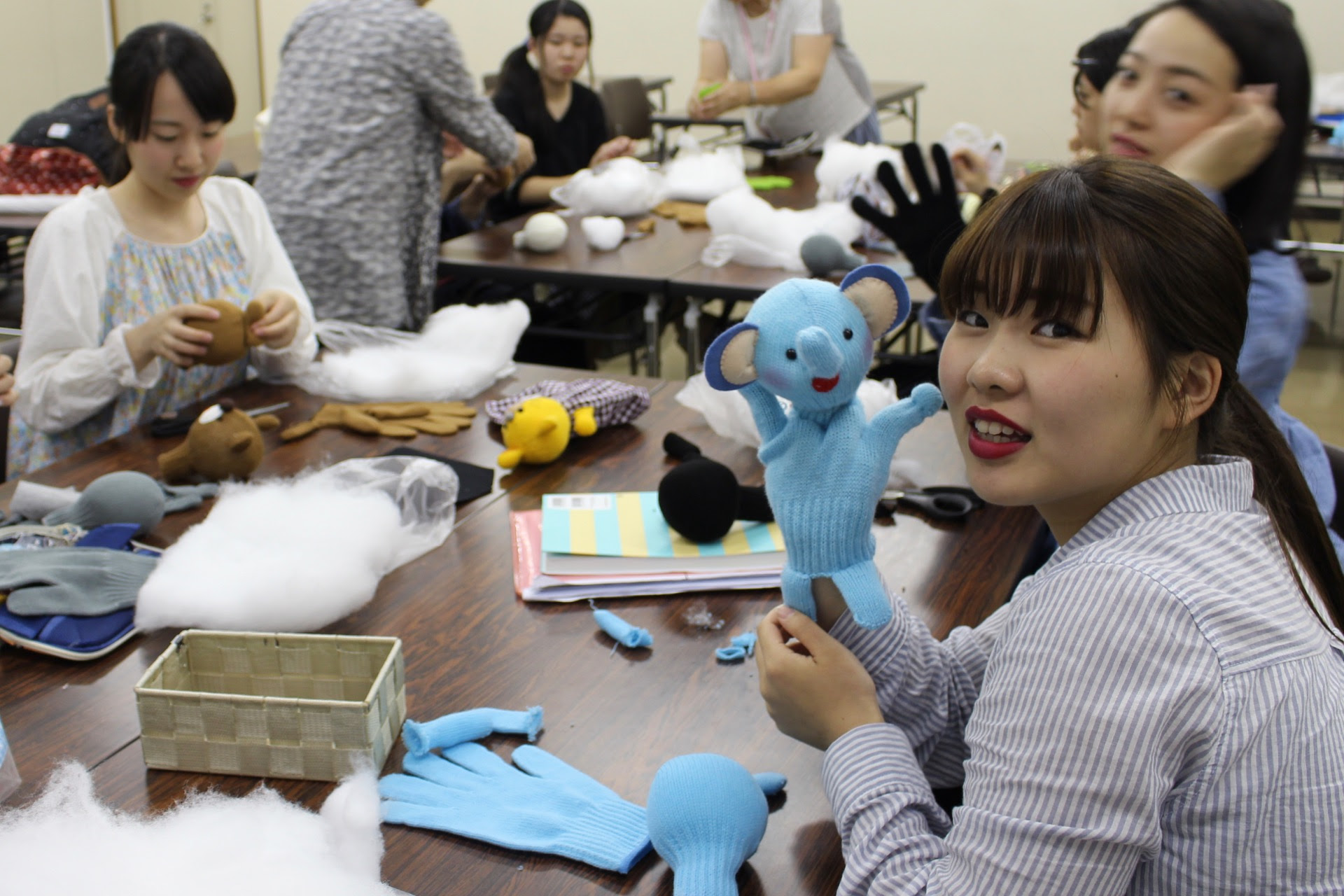 カラー軍手で人形をつくりをしました 平安女学院大学 短期大学部ブログ