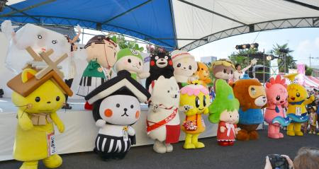 ゆるキャラ 前哨戦で奮闘 街頭演説でｐｒ ゆるキャラグランプリ２０１５ のプレイベント ９日午後 栃木県佐野市 四国新聞社