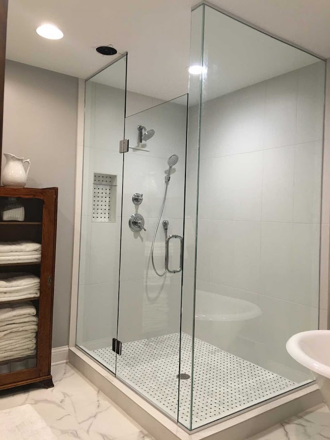 Industrial Metal Bathroom Mirror / 20 Bathroom Wall Color Decisions - MessageNote / Modern round framed black metal decorative mirror.