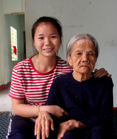 Đối với cô sinh viên Hồ Thị Hương thì bà Diệp như là người mẹ thứ 2 của mình. (ảnh: Phúc Nguyễn)