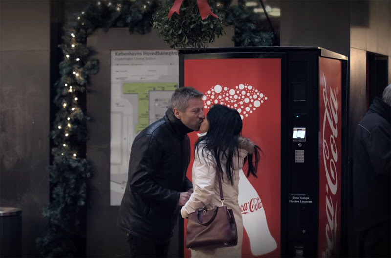 ヤドリギの下でキスをすれば無料で出てくるコカ コーラのベンディングマシン A Coca Cola For A Kiss Mifdesign Antenna