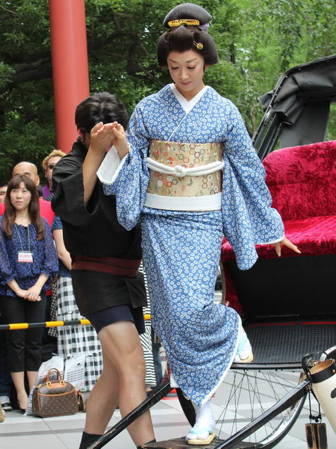 Asahi Com 朝日新聞社 優雅に人力車から降りる紫吹 福田沙紀 つばき 時跳び で明治座初座長 フォトギャラリー