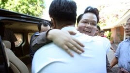 ဦးေနဝင္းေျမးမ်ား ျပန္လြတ္ေျမာက္လာစဥ္။