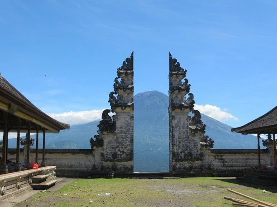 http://media-cdn.tripadvisor.com/media/photo-s/05/f1/75/d5/pura-lempuyang.jpg