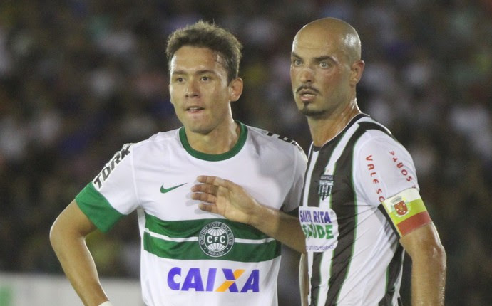 Keirrison é bem marcado por Léo Maringá (Foto: Divulgação/ Site oficial Coritiba)
