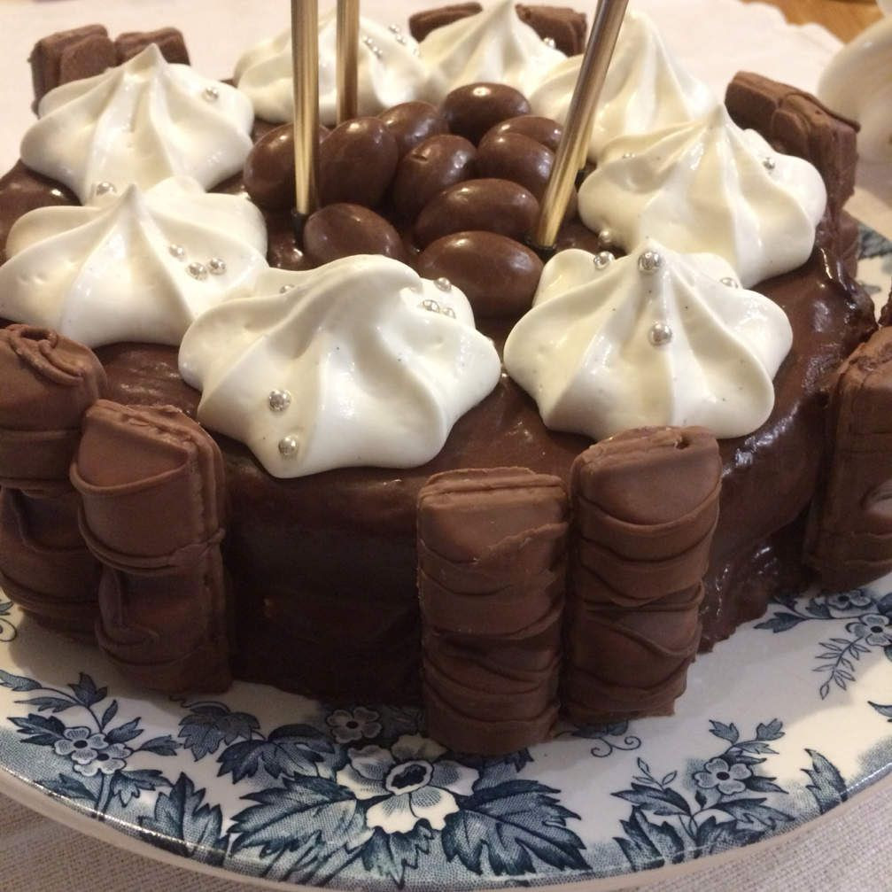 Genoise D Anniversaire Vanille Chocolat Kinder Bueno Et Chocobons Les Recettes De Mumu