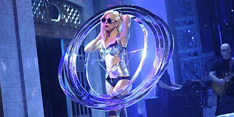 Dandan Mirip GaGa, Bisa Dapat Tiket Gratis