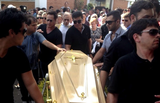 Leonardo e o sobrinho Thiago carregam com outros familiares o caixão do patriarca da família em Goiânia, Goiás (Foto: Luísa Gomes/G1)