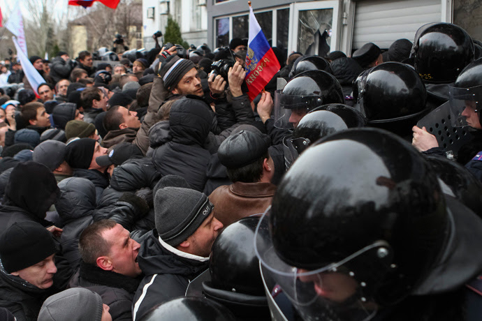 Affrontement entre des manifestants pro-russes et la police lors d'un rassemblement à Donetsk le 16 Mars 2014 (l Reuters / Stringer)