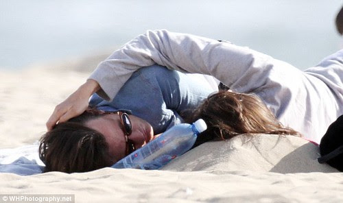 Matt Smith and Daisy Lowe take their never-ending PDA Stateside     4
