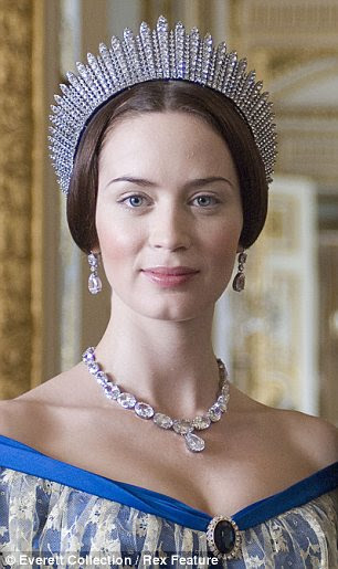 http://i.dailymail.co.uk/i/pix/2011/12/05/article-0-0F1027A000000578-960_306x515.jpg