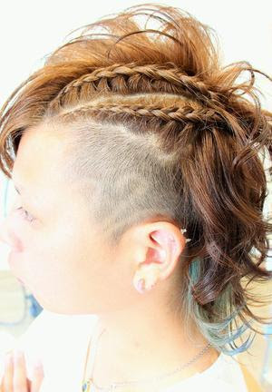 エリア一覧 店舗情報 スタイル一覧 スタイル詳細 Sleek Hair 店舗トップ クーポン アクセス スタイル メニュー スタッフ ブログ 口コミ 予約 Sleek Hair のヘアスタイル 編み込みメッシュアシメ 123 編み込みメッシュアシメ 左サイドに2本編み込み 左