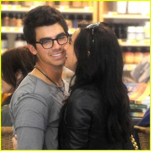  Jonas  Demi Lovato Kissing on Joe Jonas And His On And Off Screen Girlfriend Demi Lovato Get Giggly