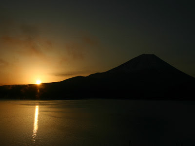 本栖湖から富士山の朝焼け 写真素材無料壁紙