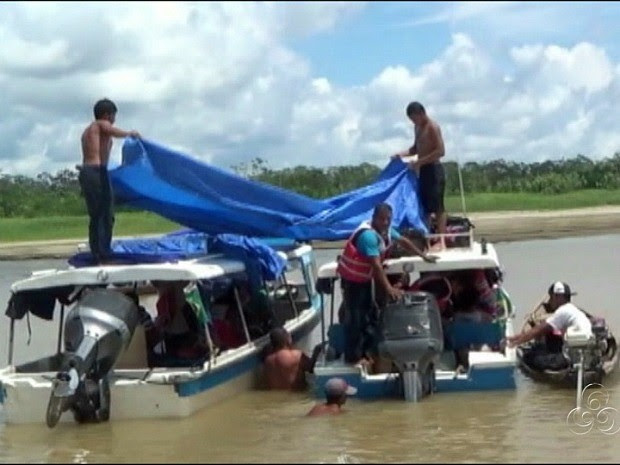 Passageiros foram salvos por pescadores e levados a uma praia (Foto: Reprodução/TV Amazonas)