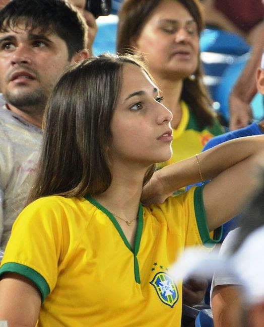 ブラジルのユニホームを着て日本戦を観戦するサポーター 小林恵士撮影 14ワールドカップ ワールドカップの華 女性サポーター 16 35 の写真 朝日新聞デジタル スポーツ写真特集