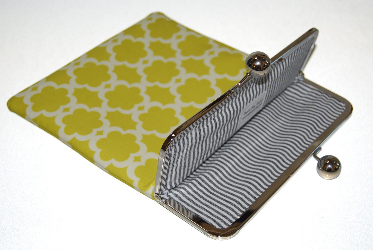 Unique and Stylish iPad / Kindle DX / Motorola Xoom Clutch Case "Tarika"