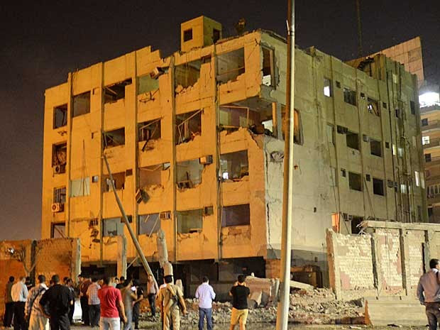 Bomba explodiu perto de um prédio de segurança nacional (Foto: Brian Rohan / AP Photo)