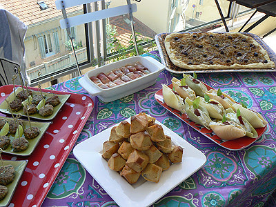 prépa buffet sur la terrasse.jpg