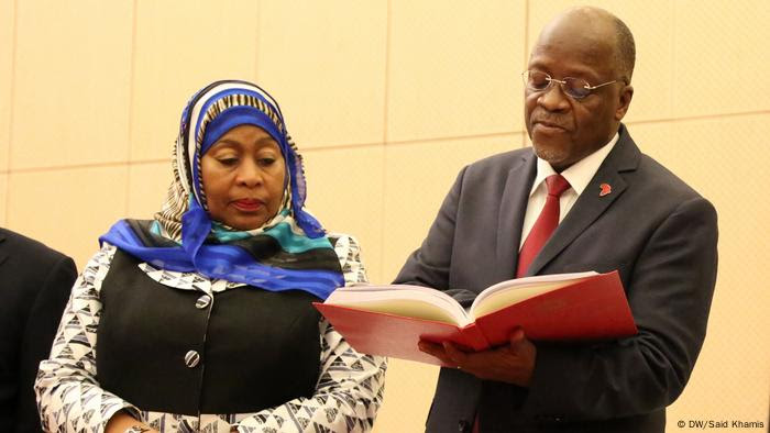 Rais wa Tanzania John Pombe Magufuli (kulia) na makamu wake Samia Suluhu Hassan. (DW/Said Khamis)