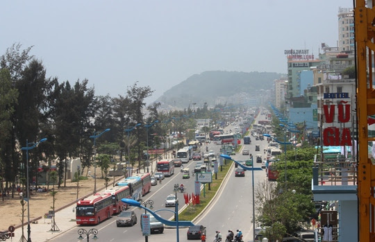  Đường Hồ Xuân Hương luôn trong tình trạng chật kín ô tô qua lại 