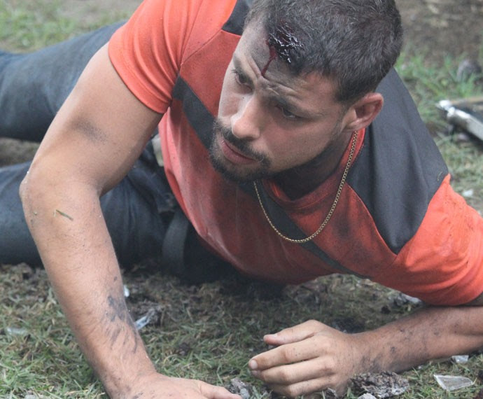 Juliano desperta e vê o policial desacordado (Foto: Bel Bonotto / Gshow)