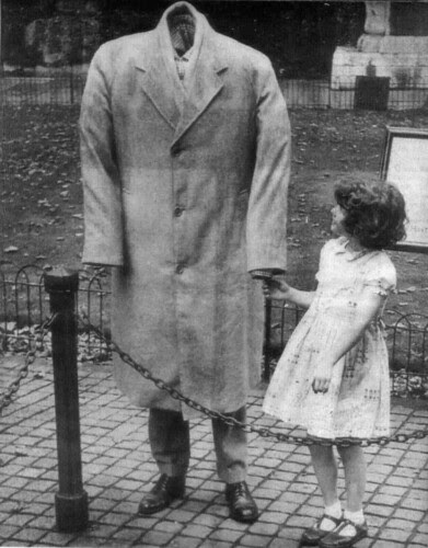 Hombre invisible con niña