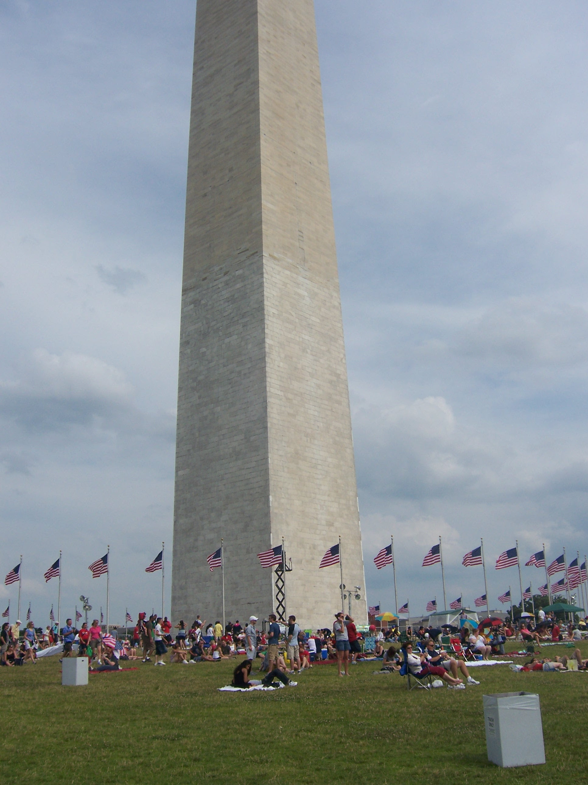 Le Monument, surrounded by revelers