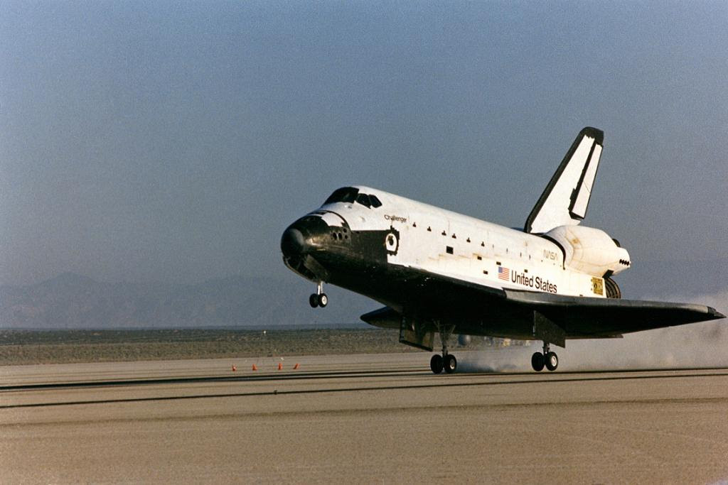 Jun24-1983-STS7landing