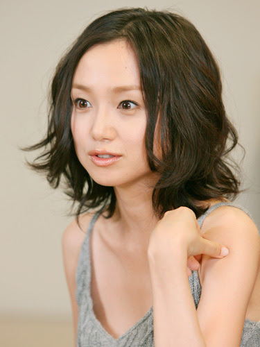 黒髪ミディアムは前髪なし 人気のパーマや巻き方 アレンジ法を紹介