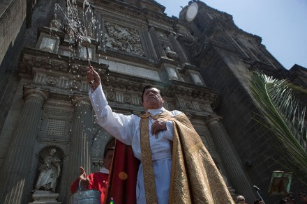 Norberto Rivera en el Domingo de Ramos en la Catedral. Foto: Octavio Gómez