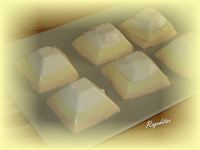 PIRAMIDES DE COCO-PIÑA Y MANGO