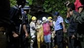MINERO. Al ser recibido por otro minero mientras es ayudado por un trabajador de rescate al salir de la mina de oro y plata, este viernes (AP).