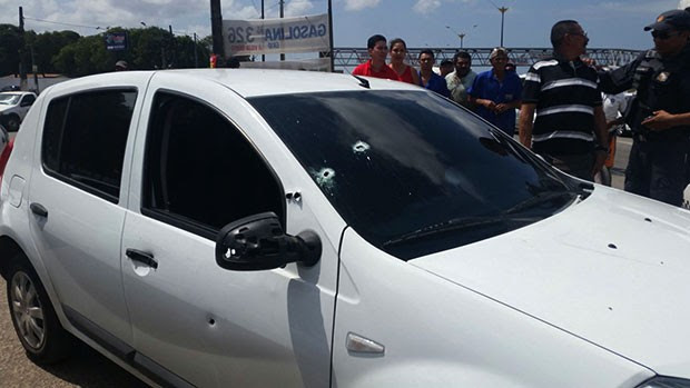 Carro da Polícia Civil, Sandero foi atingida por vários disparos durante a troca de tiros (Foto: Divulgação/Polícia Civil)