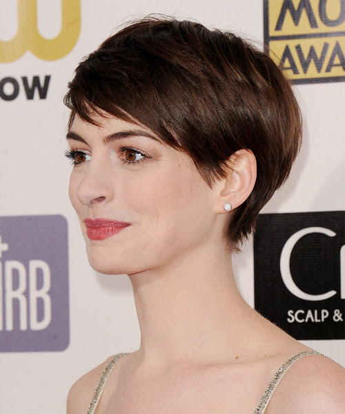 Anne Hathaway Short Straight Hairstyle - side view 2