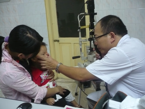 Khi có biểu hiện đau mắt đỏ cần đến khám bác sĩ chuyên khoa. Ảnh: Nam Phương.