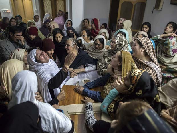Família paquistanesa lamenta morte de criança em ataque do talibã contra escola em Peshawar nesta terça-feira (16) (Foto:  REUTERS/Zohra Bensemra)