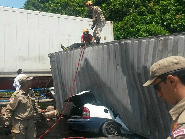 Vítimas ficaram presas às ferragens de carro (Foto: Corpo de Bombeiros do Amazonas/Divulgação)