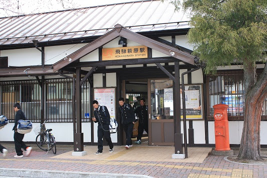 テツ浪人の風景in 飛騨萩原駅 丸型ポスト