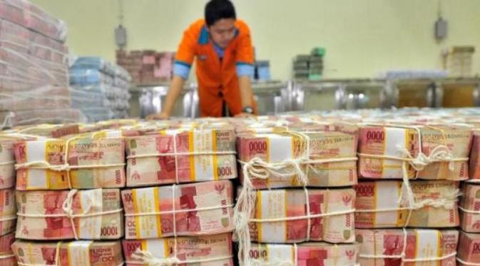 tumpukan uang  tumpukan uang