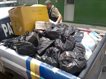 Foi necessário um caminhão e três caminhonetes para levar produtos. (Foto: Divulgação / Polícia Militar)