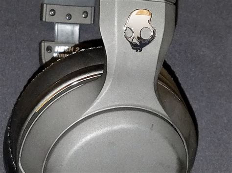 The rechargeable battery provides up to 15 hours of music when fully charged. Skullcandy Hesh 2 Wireless Review In-Depth