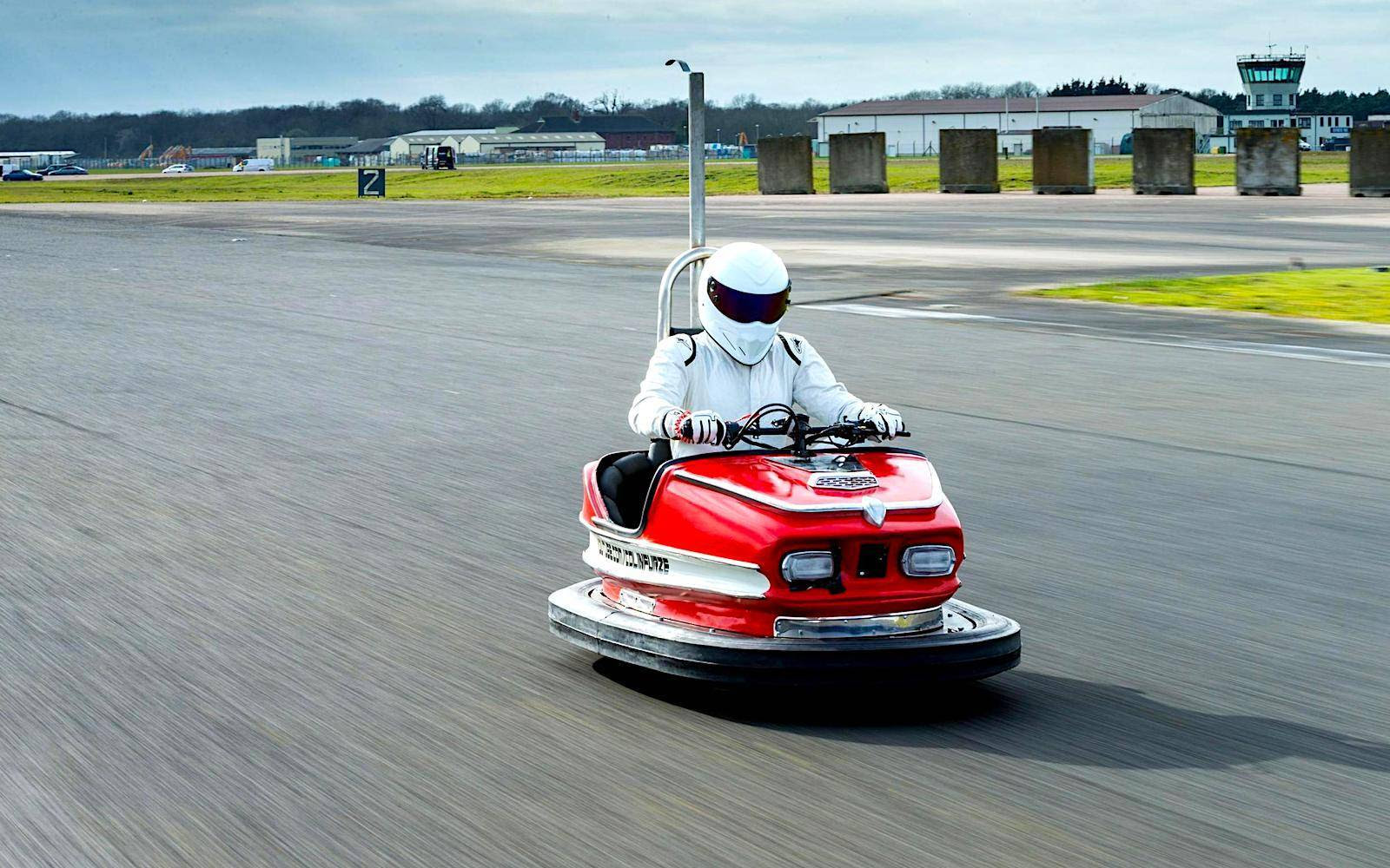 “The Stig” supera los 170 km/h con un coche de choque [vídeo]