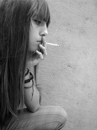 タバコを吸う女 羊の嘶き